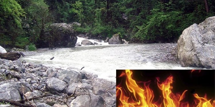 एक्कासी पानीको बहाब बढ्दा जल्दै गरेको शव बगायो, भागेर जोगिए मलामी