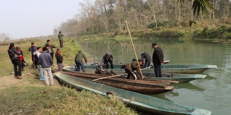 सौराहा आउने पर्यटकका रोजाइमा ढुङ्ग्रेखोलामा डुङ्गा शयर