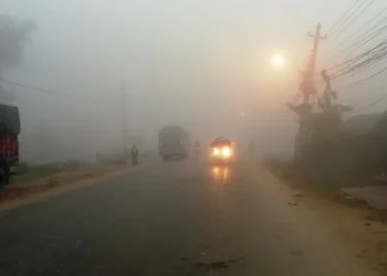 शीतलहरले जनजीवन कष्टकर, घाम ताप्न पहाड उक्लिँदै सर्वसाधारण