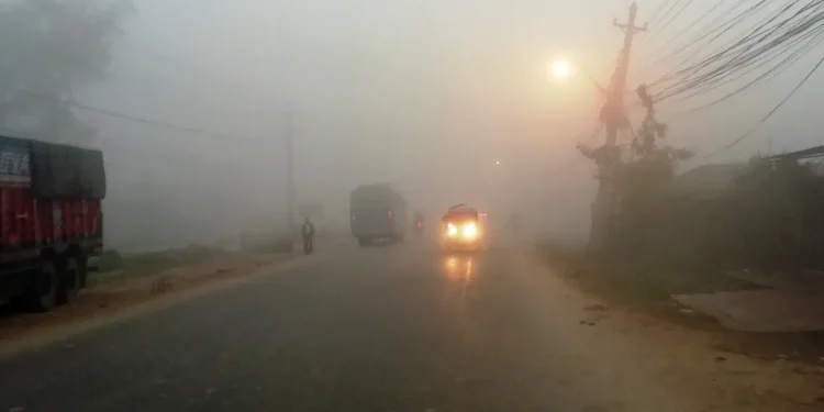 शीतलहरले जनजीवन कष्टकर, घाम ताप्न पहाड उक्लिँदै सर्वसाधारण
