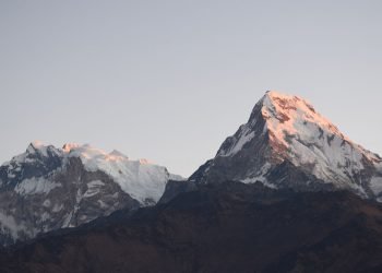 हिउँले टलक्क टल्कने सोलुखुम्बुका हिमाल कालापत्थरमा परिणत हुँदै