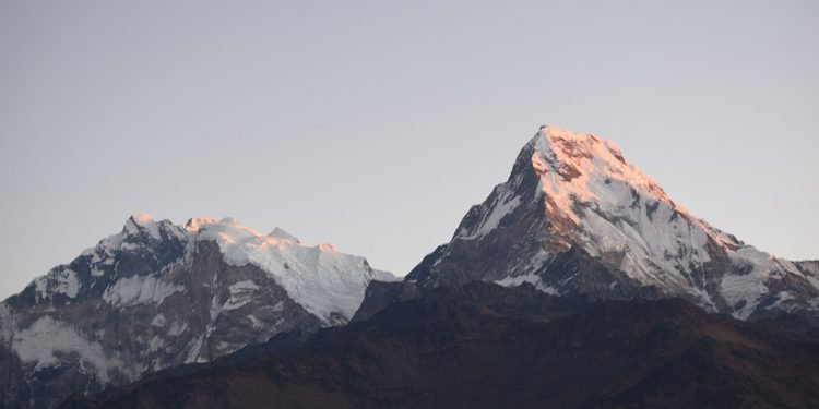 हिउँले टलक्क टल्कने सोलुखुम्बुका हिमाल कालापत्थरमा परिणत हुँदै