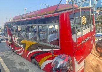 नयाँबानेश्वर सडकमा गुडिरहेको बस भासियो