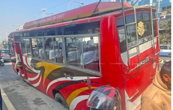 नयाँबानेश्वर सडकमा गुडिरहेको बस भासियो