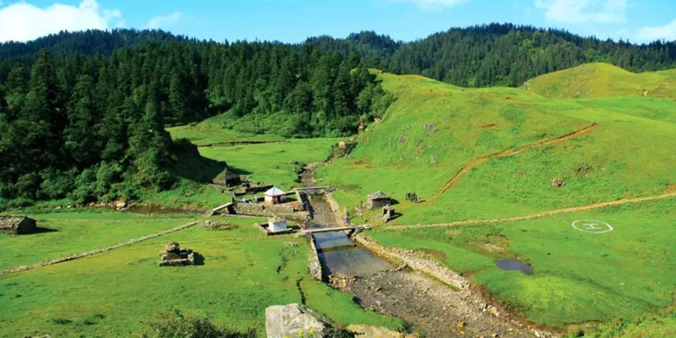 खप्तड भ्रमण गर्ने पर्यटक थपिँदै