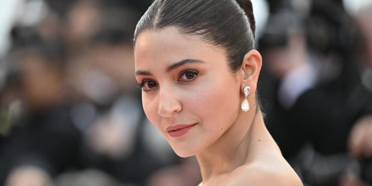 गर्भवतीको चर्चाबीच विदेशमा उपचार गराउँदै अनुष्का