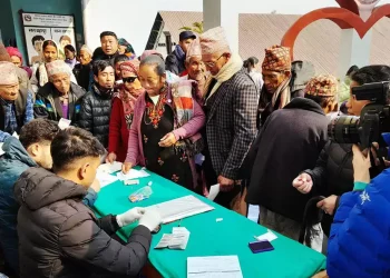गृहजिल्लामा आँखाका बिरामीको शल्यक्रिया गर्दै डा. रुइत