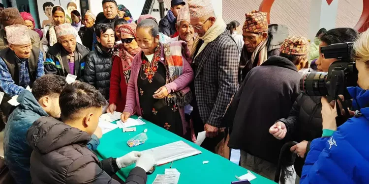 गृहजिल्लामा आँखाका बिरामीको शल्यक्रिया गर्दै डा. रुइत