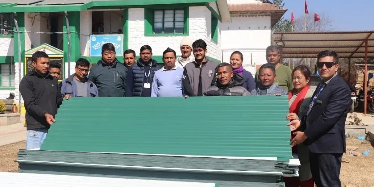 पौवादुङमामा फुसको छानो हटाउने अभियान सुरु