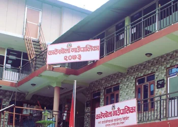 बाँसको सिन्का उत्पादन गर्दै काठेखोला