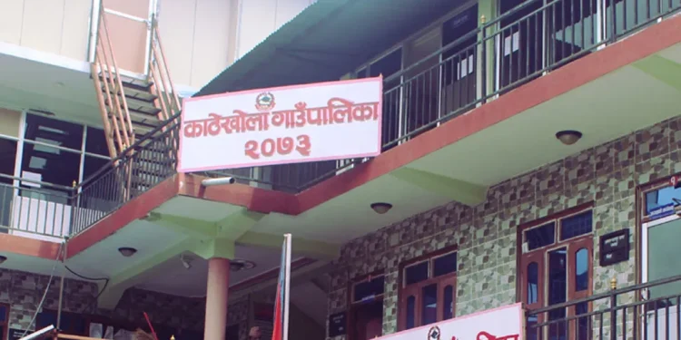 बाँसको सिन्का उत्पादन गर्दै काठेखोला