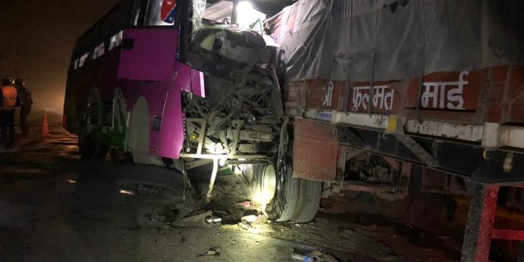 रौतहटबाट काठमाडौँ जाँदै गरेको बस दुर्घटनाः २० जना घाइते, २ जनाको अवस्था गम्भीर