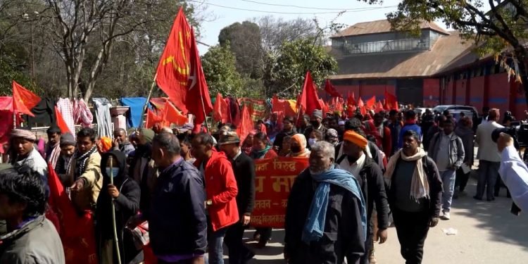 मिटरब्याज पीडितलाई भृकुटीमण्डपबाट हटाउन प्रहरी परिचालन