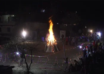 विज्ञानलाई चुनौती दिँदै आगोको भुँग्रोमा नाच