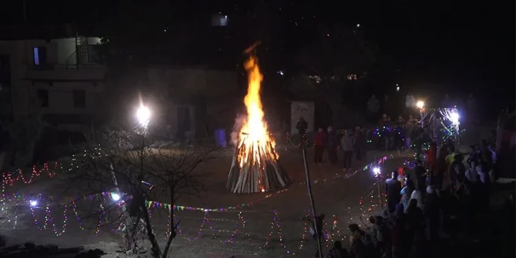 विज्ञानलाई चुनौती दिँदै आगोको भुँग्रोमा नाच