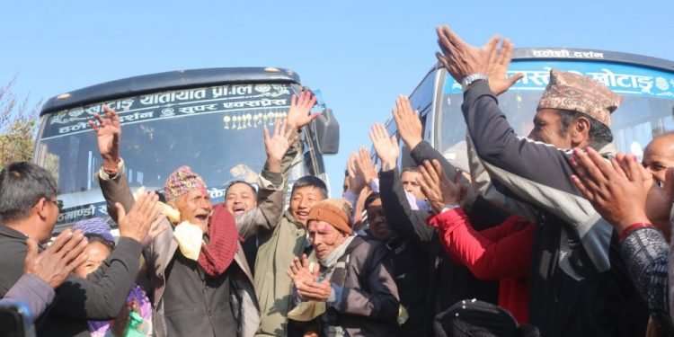 जब दिक्तेलको खाल्लेमा बस पुग्यो