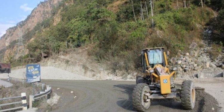 ढोरपाटन जोड्ने सडक कालोपत्रे गरिँदै