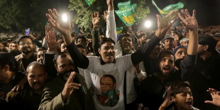 इमरान खानको पक्षमा आएको अनपेक्षित मतपछि पाकिस्तानमा अब के हुन्छ ?