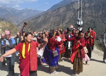 बादीकाको भिरमा सडक ढलान भएपछि…