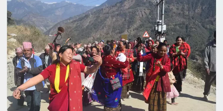 बादीकाको भिरमा सडक ढलान भएपछि…