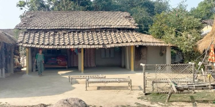 हराउँदै परम्परागत घर