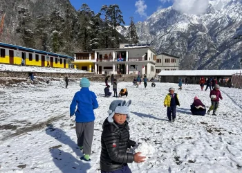 हिउँमा खेल्दै पढ्दै