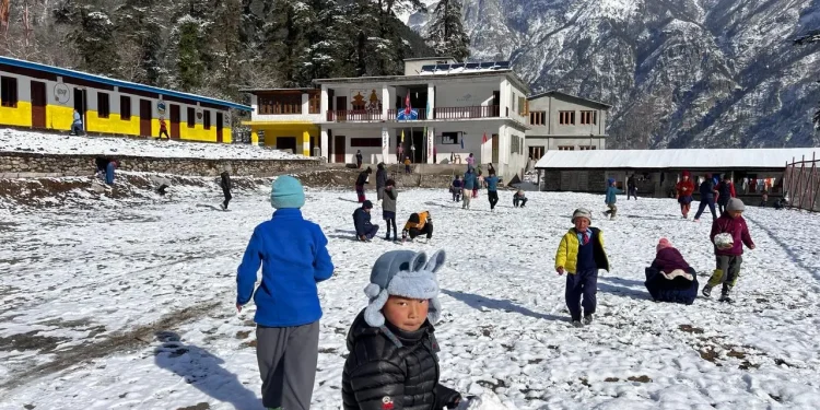 हिउँमा खेल्दै पढ्दै