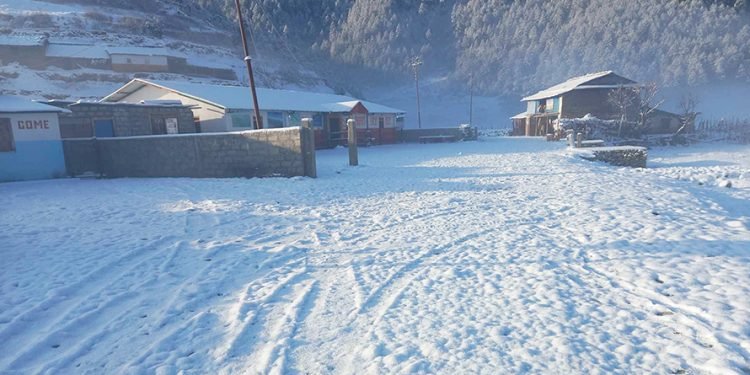 ढोरपाटनमा व्यापक हिमपात, जनजीवन कष्टकर