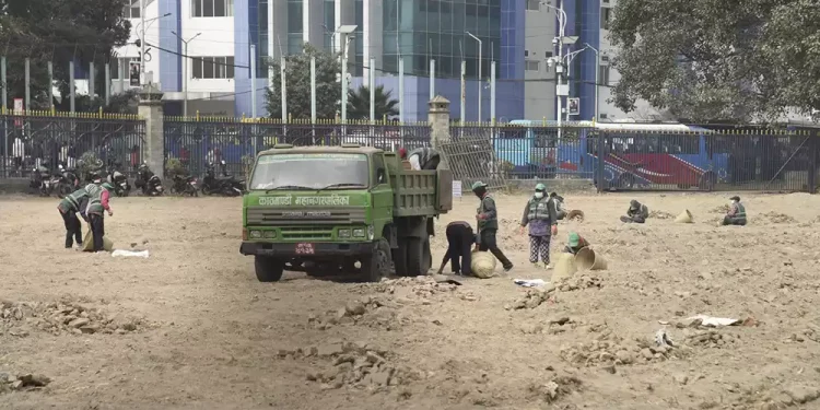 प्राकृतिक दुबोसहितको घाँसे चउर बनाइँदै खुलामञ्च