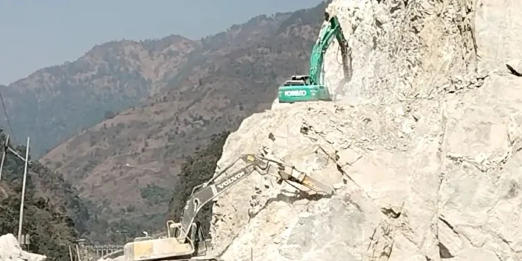 नारायणगढ-मुग्लिन खण्डको पहाड काट्ने काम अन्तिम चरणमा