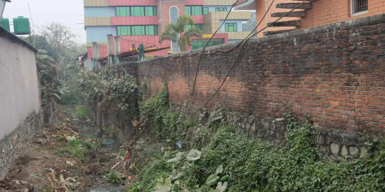 अतिक्रमणको चपेटामा पुङ्गीखोलाः अतिक्रमण गर्नेमा व्यक्ति, क्लव र वडा कार्यालयसम्म