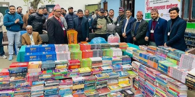 केन्द्रीय कारागारलाई १० लाख रुपैयाँ बराबरको पुस्तक हस्तान्तरण
