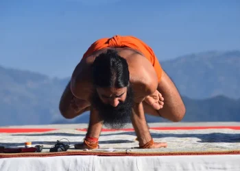 चन्द्रागिरिमा योगगुरु रामदेवको योग ध्यान तथा प्रशिक्षण