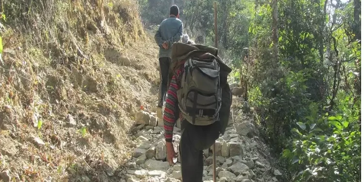सडक नहुँदा पिठ्यूँमै सामान बोक्दै चुरे क्षेत्रका बासिन्दा