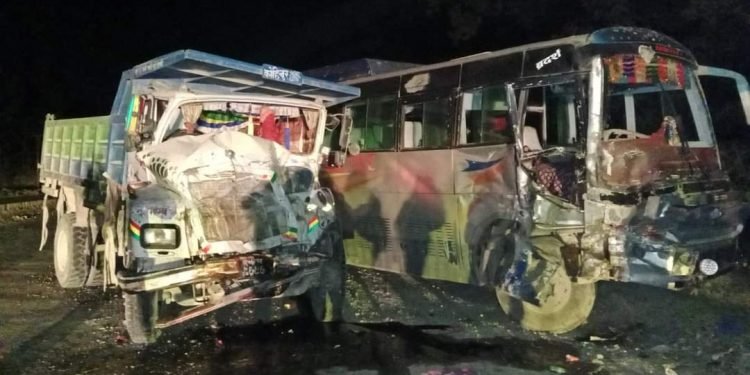 सुनवलमा टिपर र बस ठोक्किँदा १७ जना घाइते