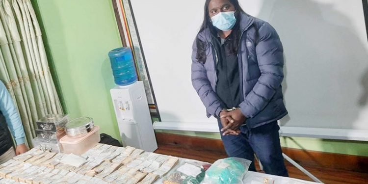 ६ किलो सुन र ६ किलो चाँदीसहित एक पक्राउ, ६३ लाख बरामद