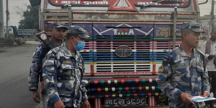 वीरगञ्जमा ७० लाखको कपडासहित ट्रक प्रहरीको नियन्त्रणमा