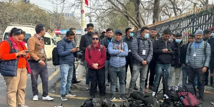 प्रजातन्त्र दिवसको समारोहमा समाचार संकलनमा पत्रकारहरुलाई रोक लगाएपछि क्यामेरा डाउन