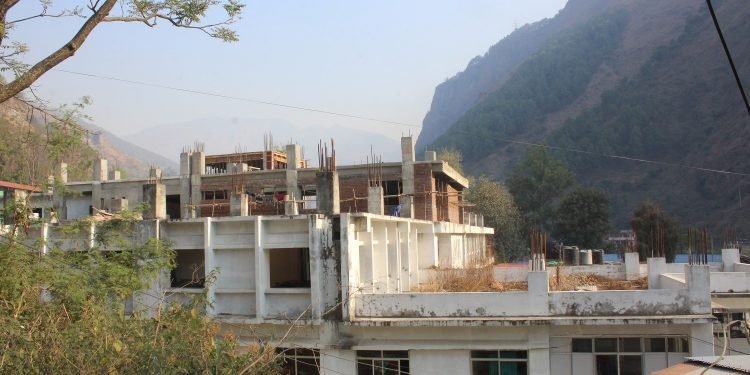 अस्पताल भवन निर्माणमा भएको विलम्बले सेवा प्रभावित