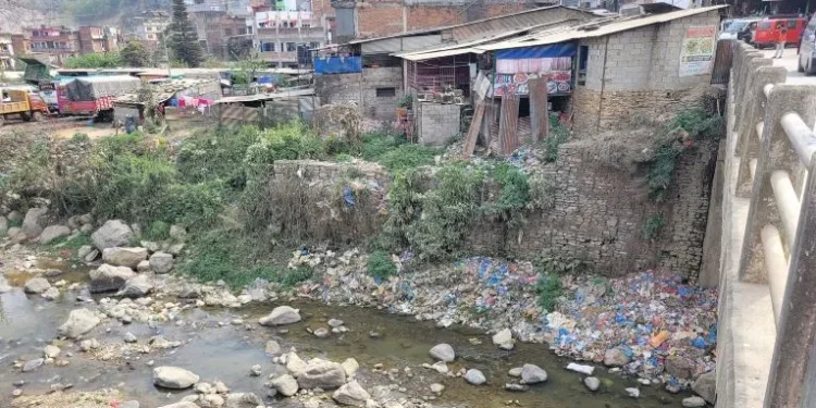 अतिक्रमणको चपेटामा चुँदीखोला
