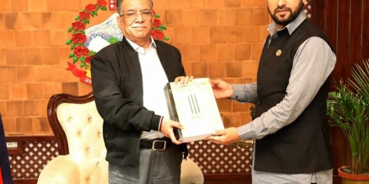 गृहमन्त्रीले प्रधानमन्त्रीलाई बुझाए सुन तस्करीसम्बन्धी जाँचबुझ आयोगको प्रतिवेदन