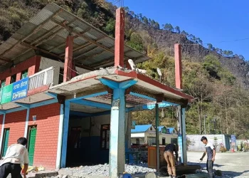 बेनी-जोमसोम-कोरला सडक : तिप्ल्याङमा घरटहरा भत्काउन थालियो
