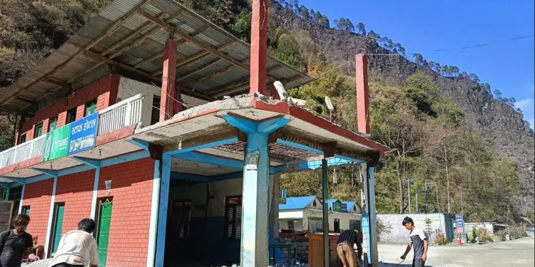 बेनी-जोमसोम-कोरला सडक : तिप्ल्याङमा घरटहरा भत्काउन थालियो