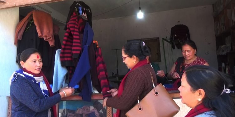 सामूहिक ढाका बुनाइबाट आत्मनिर्भर बन्दै महिला