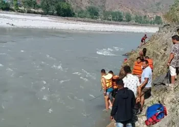 सुनकोशी नदीमा हराइरहेका बालबालिका खोज्न गोताखोर परिचालन