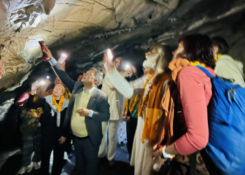 धुर्कोटको ‘विचित्र गुफा’मा विदेशी पर्यटक