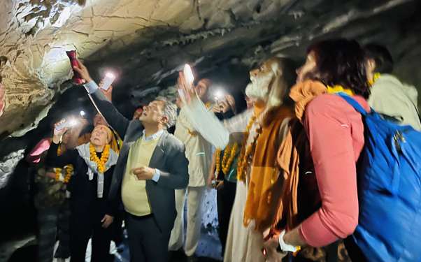 धुर्कोटको ‘विचित्र गुफा’मा विदेशी पर्यटक