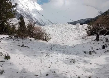 मनाङको ढुकुरपोखरीमा हिमपहिरो, आवतजावतमा गर्न जोखिम