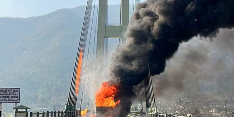 कर्णाली पुलमा आवागमन बन्दः आगलागीबाट ‘सपोट’ डोरीमा आंशिक क्षति