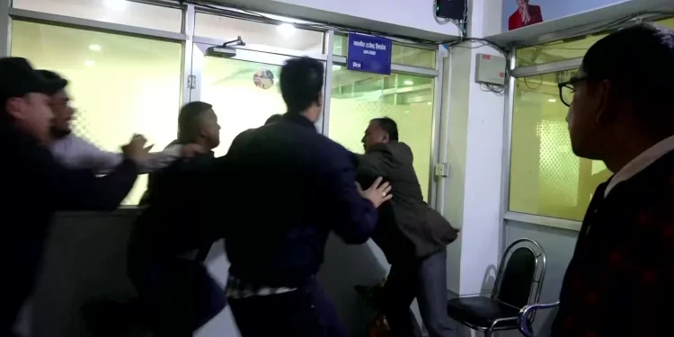 राप्रपा नेता श्रेष्ठमाथि पार्टी कार्यालयभित्रै हातपात